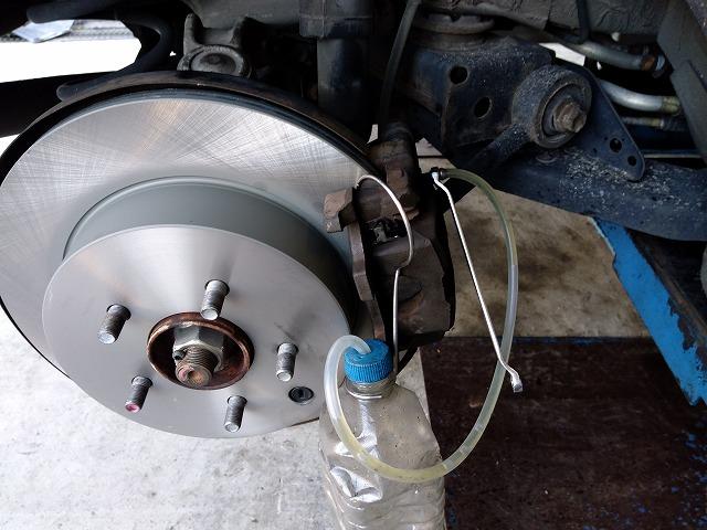 滋賀オートライフハノ　日産「エルグランド」(PNE52)のブレーキキャリパーオーバーホールとパッド＆ローター交換（リア）