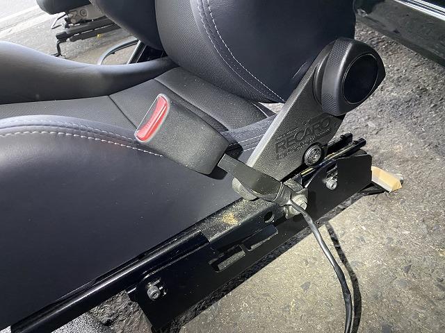 滋賀オートライフハノ　マツダ「プレマシー」の持込レカロシート交換