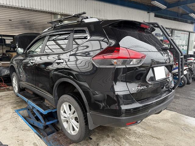 滋賀オートライフハノ　日産「エクストレイル ハイブリッド」(HNT32)のCVTフルード交換(圧送交換)とストレーナー＆フィルター交換 (オイルパン脱着)