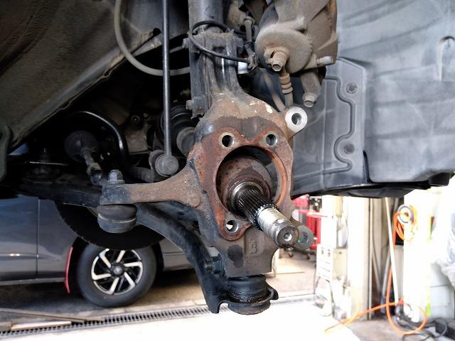 滋賀オートライフハノ　日産「エクストレイル」(NT31)のフロント右ハブベアリング交換