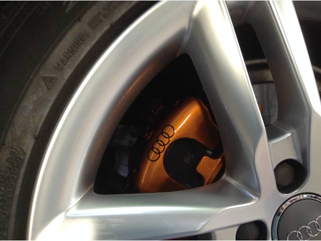 アウディのキャリパー塗装