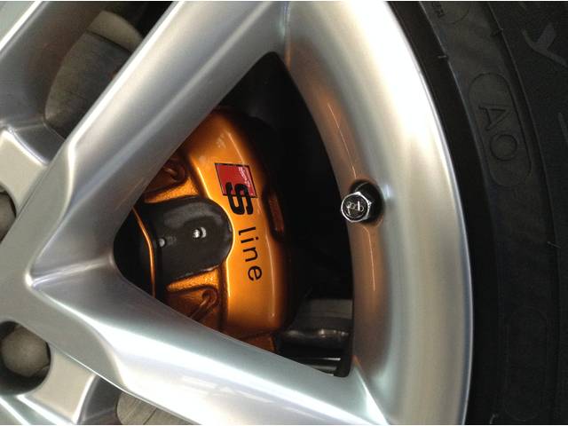 アウディのキャリパー塗装