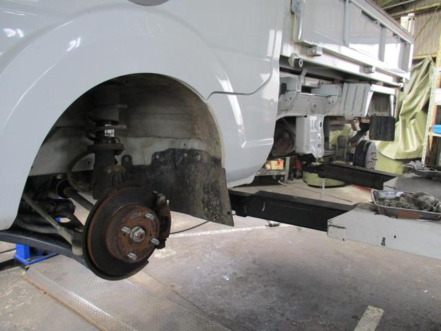 キャリーダンプのタイヤ交換