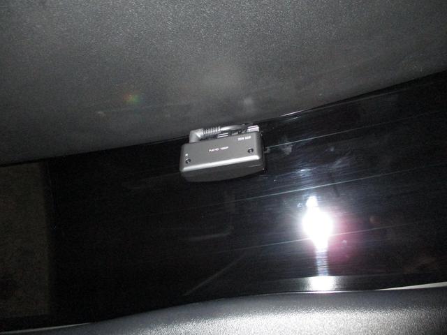 プリウスに前後ドライブレコーダーを取付します。