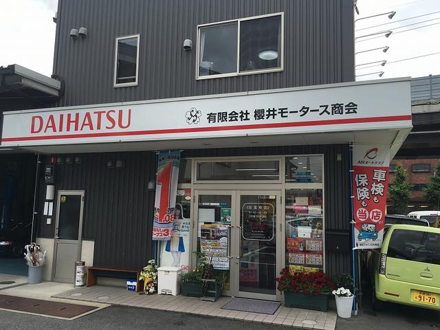 当店の入口です。出迎えはワンちゃんがしてくれます。