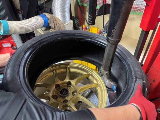 守口市で創業26年信頼実績オートスピリット　スズキ　スイフトスポーツ　ホイール・タイヤ交換