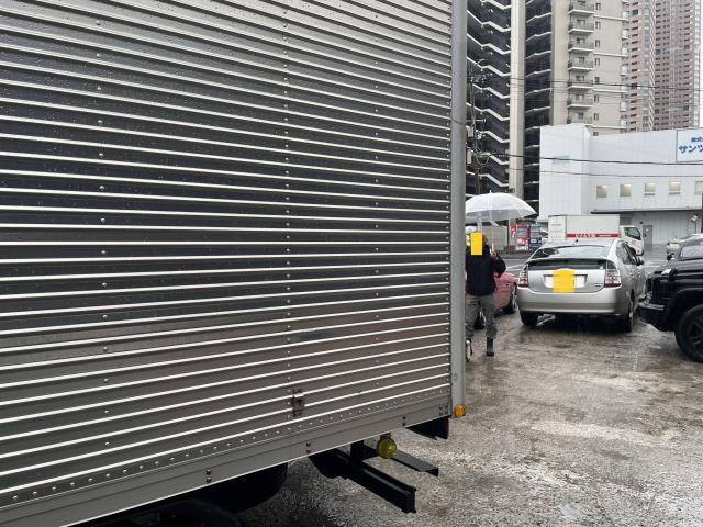 守口市で創業26年信頼のオートスピリット　三菱ふそう　キャンター　板金・外装補修　事故