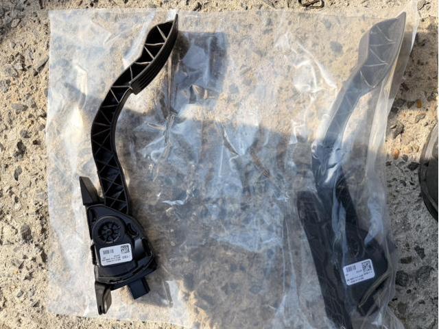 プレマシー アクセルペダル(アクセルポジションセンサー)交換 　安心　安全　守口　門真　寝屋川　高槻　枚方　オートスピリット