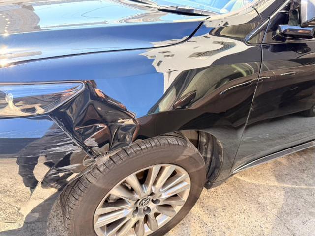 トヨタ　ハリアー　板金・外装補修　フロントバンパー　フェンダー　安心　安全　守口　門真　寝屋川　高槻　枚方　オートスピリット