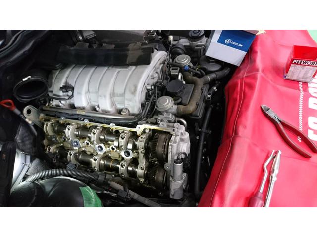 メルセデスベンツ　Ｃ６３　のエンジンオイルがにじんが多い　エンジンヘッドカバー交換　大阪　トラック・バン　修理　春田自動車