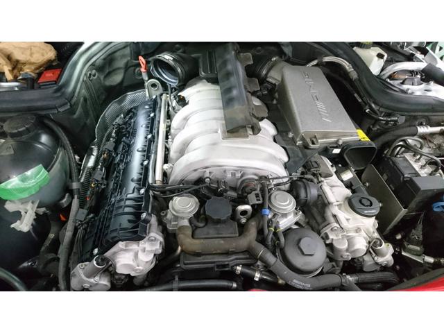 メルセデスベンツ　Ｃ６３　のエンジンオイルがにじんが多い　エンジンヘッドカバー交換　大阪　トラック・バン　修理　春田自動車