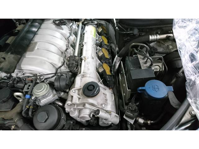 メルセデスベンツ　Ｃ６３　のエンジンオイルがにじんが多い　エンジンヘッドカバー交換　大阪　トラック・バン　修理　春田自動車