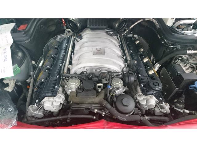 メルセデスベンツ　Ｃ６３　のエンジンオイルがにじんが多い　エンジンヘッドカバー交換　大阪　トラック・バン　修理　春田自動車