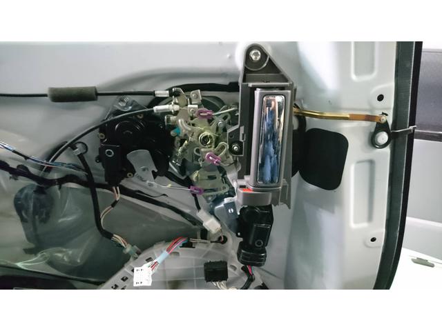 トヨタ　アイシス　ＡＮＭ１０Ｗ　パワースライドドアが閉まらない　ドアロックコントロール交換　大阪　トラック・バン　修理　春田自動車