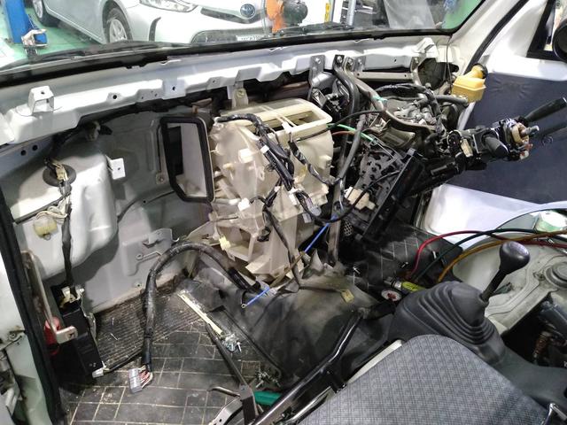 ダイハツ　ハイゼットトラック　S２０１P　エアコンが効かない　エバポレータ交換　大阪　トラック・バン　修理　春田自動車