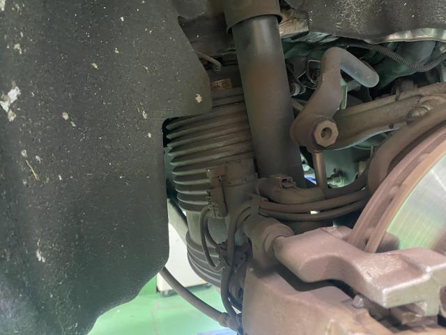 メルセデスベンツ　Ｃクラスワゴン　車高が下がる　エアサス交換　　大阪　トラック・バン　修理　春田自動車