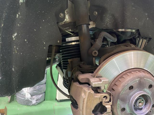 メルセデスベンツ　Ｃクラスワゴン　車高が下がる　エアサス交換　　大阪　トラック・バン　修理　春田自動車