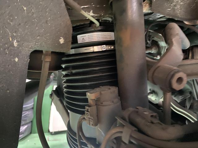 メルセデスベンツ　Ｃクラスワゴン　車高が下がる　エアサス交換　　大阪　トラック・バン　修理　春田自動車