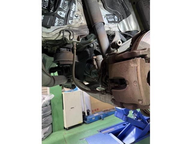 メルセデスベンツ　Ｃクラスワゴン　車高が下がる　エアサス交換　　大阪　トラック・バン　修理　春田自動車