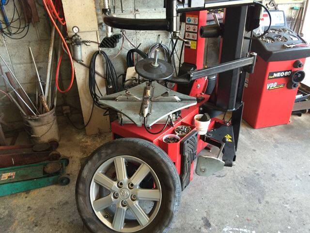 タイヤ交換もお任せください。もちろん持ち込みのご相談もお気軽に。