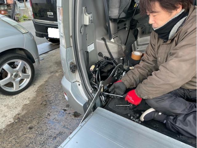 福祉車両　トヨタヴォクシー　電動スロープ動作不良・異音修理