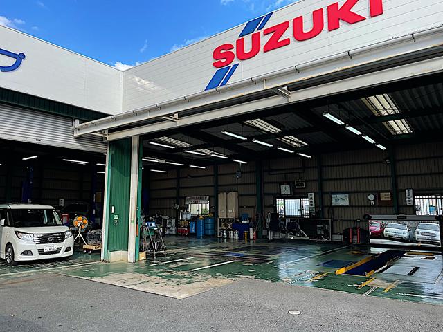 当社サービス工場です。スズキ車以外でも作業できます！持込部品取付も大歓迎です！