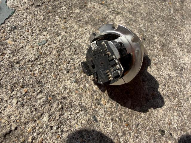 クラウン（２１０系）ヘッドライトバルブ交換！大阪府、奈良県、京都府、兵庫県、トヨタ修理