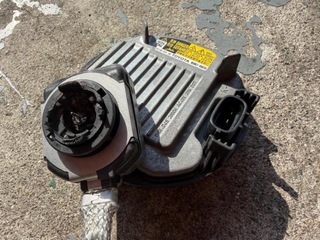 クラウン（２１０系）ヘッドライトバルブ交換！大阪府、奈良県、京都府、兵庫県、トヨタ修理