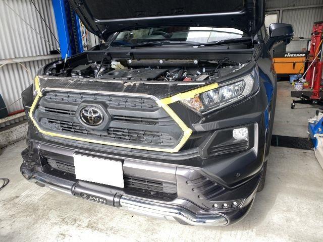 大阪市 北区より MXAA54 トヨタ RAV4 フロントグリル取付　TOYOTAグリル・グリルガーニッシュカスタム　パーツ持込み取付　社外フロントグリル取付　四條畷・奈良・寝屋川・守口・門真・大東・枚方・生駒