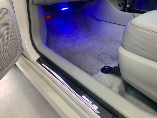 大阪府 寝屋川市より トヨタ ZVW30 プリウス LEDフットランプキット取付・LED パーツ持込み 大東・四條畷・東大阪・門真・交野・枚方・高槻・箕面・奈良