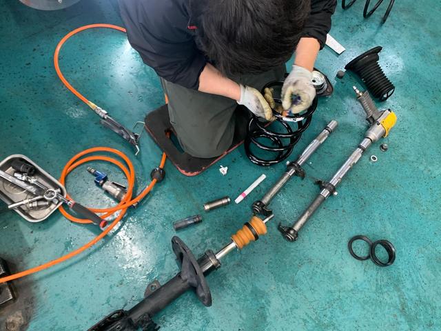 ノア　サスペンション交換　ローダウン