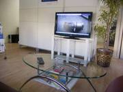 応接ルームにモニターを設置。ＴＶをご覧頂けるだけでなく、ご商談の際も活躍します。