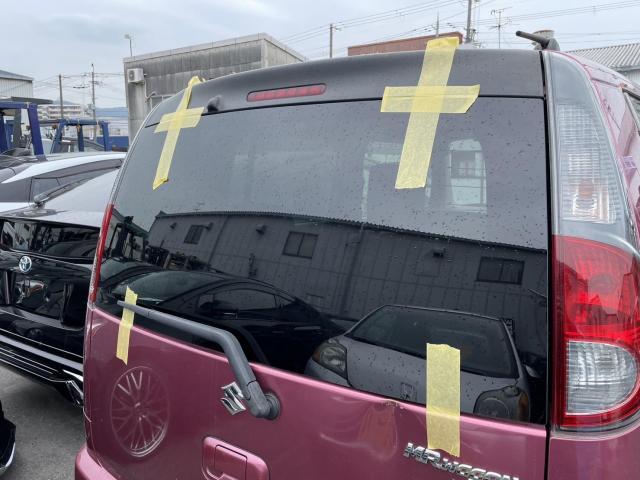 スズキ MRワゴンのリアガラス交換 の ご依頼ありがとうございます。 ナビゲート オートモービルコレクション 大阪 大阪府外 出張 対応 飛び石 ヒビ ひび割れ 格安 フロントガラス交換 自動車ガラス