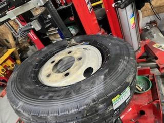 いすゞ　エルフトラック　タイヤ交換