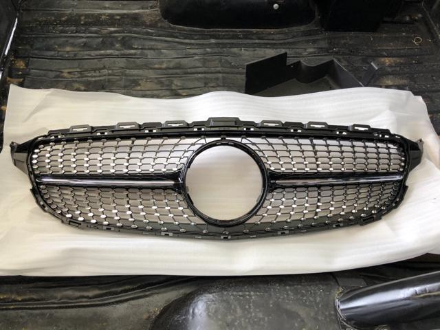 メルセデスベンツ　W205　オフィスK　ダイアモンドグリル交換