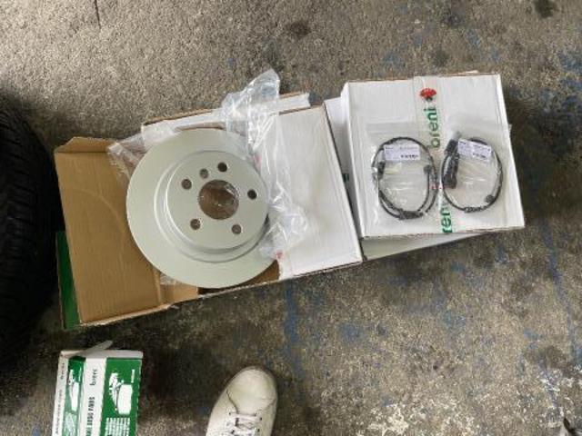 BMW　2ｼﾘｰｽﾞ　218iグランツアラー　前後ローター　前後パッド　センサー持ち込み交換　滋賀県　甲賀市　水口町