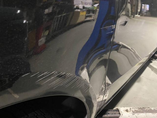 こんにちは。今日は、メルセデスベンツVクラスが鈑金塗装・タイヤ交換で入庫しました。