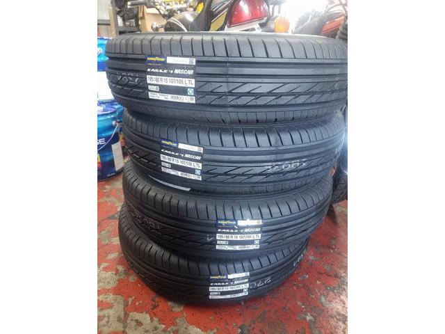 ハイエース　QDF-KDH201V　195/80R15　タイヤネット購入　持込タイヤ交換　タイヤ交換　車検整備　　輸入車修理・板金塗装・車検整備　伊丹市　尼崎市　宝塚市　川西市　西宮市　神戸市　豊中市　大阪　お客様歓迎　代車無料