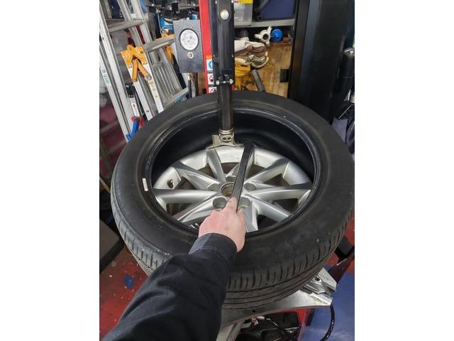 プリウスα　DAA-ZVW40W　215/50R17　タイヤネット購入　持込タイヤ交換　タイヤ交換　車検整備　　輸入車修理・板金塗装・車検整備　伊丹市　尼崎市　宝塚市　川西市　西宮市　神戸市　豊中市　大阪　お客様歓迎　代車無料