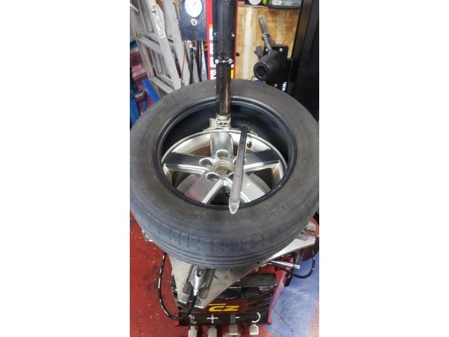 ヴォクシー　DBA-AZR60G　195/65R15　タイヤネット購入　持込タイヤ交換　タイヤ交換　車検整備　　輸入車修理・板金塗装・車検整備　伊丹市　尼崎市　宝塚市　川西市　西宮市　神戸市　豊中市　大阪　お客様歓迎　代車無料