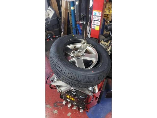 ヴォクシー　DBA-AZR60G　195/65R15　タイヤネット購入　持込タイヤ交換　タイヤ交換　車検整備　　輸入車修理・板金塗装・車検整備　伊丹市　尼崎市　宝塚市　川西市　西宮市　神戸市　豊中市　大阪　お客様歓迎　代車無料