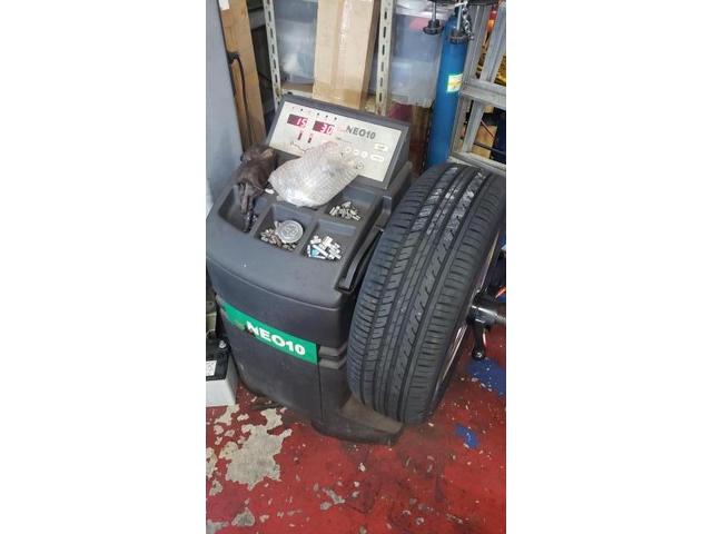 ヴォクシー　DBA-AZR60G　195/65R15　タイヤネット購入　持込タイヤ交換　タイヤ交換　車検整備　　輸入車修理・板金塗装・車検整備　伊丹市　尼崎市　宝塚市　川西市　西宮市　神戸市　豊中市　大阪　お客様歓迎　代車無料