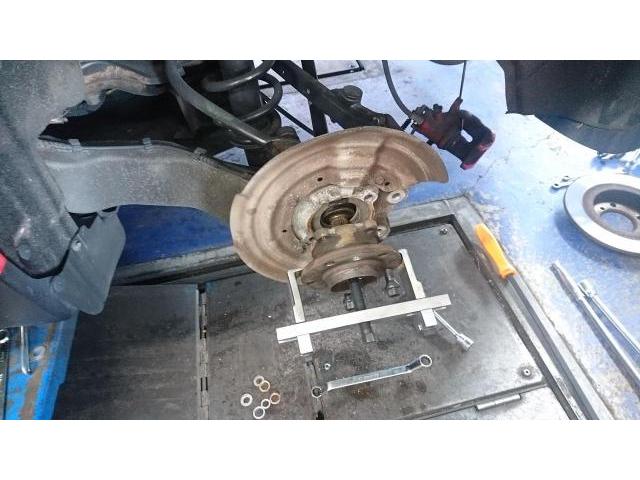 ＭＩＮＩ　クロスオーバー　サスペンション・足回り修理・整備　　タイヤネット購入　持込タイヤ交換　タイヤ交換　車検整備　　輸入車修理・板金塗装・車検整備　伊丹市　尼崎市　宝塚市　川西市　西宮市　神戸市　豊中市　大阪　お客様歓迎　代車無料