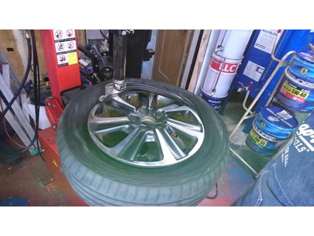 ヴォクシー　DBA-ZRR80W　205/60R16　タイヤネット購入　持込タイヤ交換　タイヤ交換　車検整備　　輸入車修理・板金塗装・車検整備　伊丹市　尼崎市　宝塚市　川西市　西宮市　神戸市　豊中市　大阪　お客様歓迎　代車無料