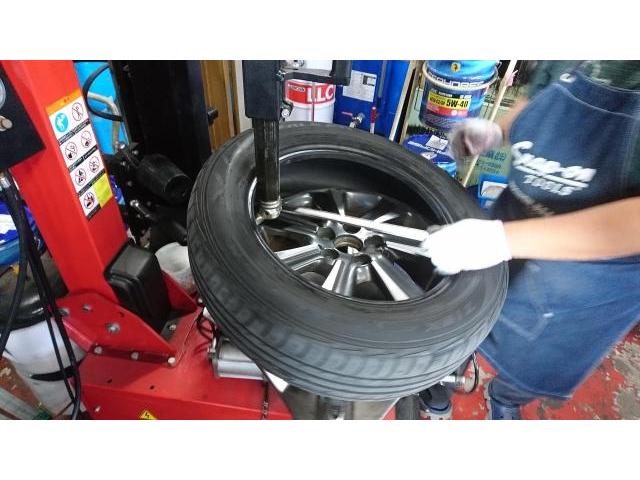 ヴォクシー　DBA-ZRR80W　205/60R16　タイヤネット購入　持込タイヤ交換　タイヤ交換　車検整備　　輸入車修理・板金塗装・車検整備　伊丹市　尼崎市　宝塚市　川西市　西宮市　神戸市　豊中市　大阪　お客様歓迎　代車無料