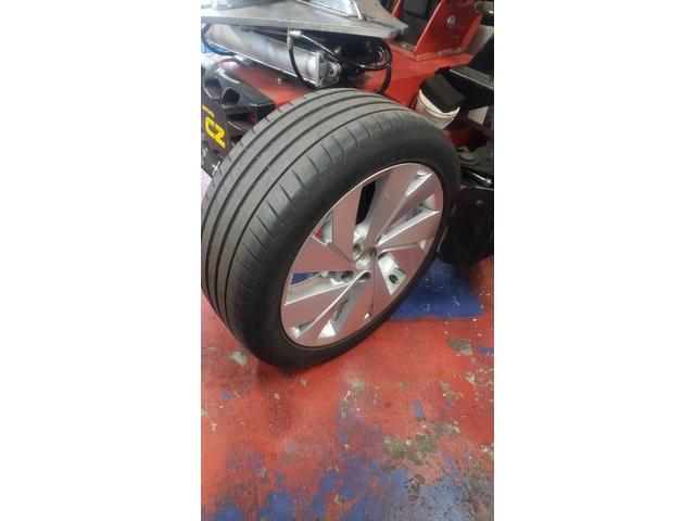 ゴルフ　3AA-CDDFYV　225/45R17　タイヤネット購入　持込タイヤ交換　タイヤ交換　車検整備　　輸入車修理・板金塗装・車検整備　伊丹市　尼崎市　宝塚市　川西市　西宮市　神戸市　豊中市　大阪　お客様歓迎　代車無料