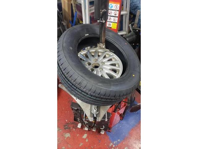 ヴォクシー　DAA-ZWR80G　195/65R15　タイヤネット購入　持込タイヤ交換　タイヤ交換　車検整備　　輸入車修理・板金塗装・車検整備　伊丹市　尼崎市　宝塚市　川西市　西宮市　神戸市　豊中市　大阪　お客様歓迎　代車無料

