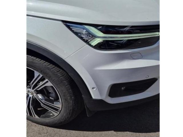 ボルボ　ＸＣ４０　輸入車のバンパー・後ろタイヤ上（クォーター）　キズ・へこみ直し　宝塚市