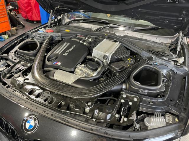 BWM　 M4カブリオレ　社外品エアークリーナー交換　【大阪狭山市】【BMW】【輸入車各車テスター診断】