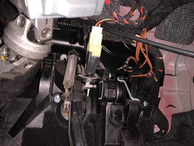 W169 ベンツAクラス　ストップランプスイッチ交換